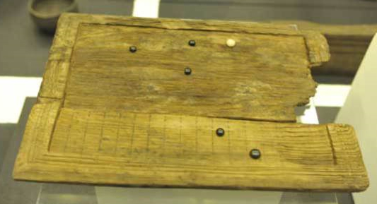 Jogo de madeira de 1.600 anos espera ser decifrado
