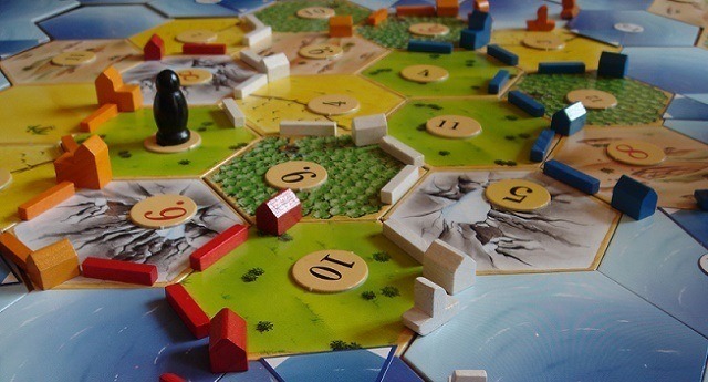 Pensamento estratégico e gestão de recursos no jogo de tabuleiro Catan