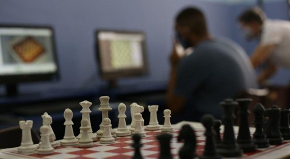 A criança da escola de xadrez pensa no jogo de xadrez na sala de