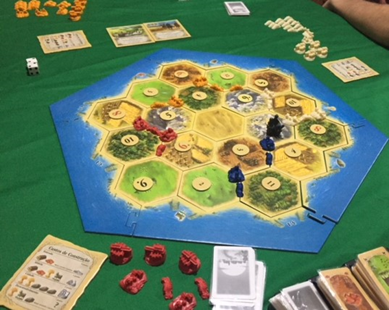 Pensamento estratégico e gestão de recursos no jogo de tabuleiro Catan